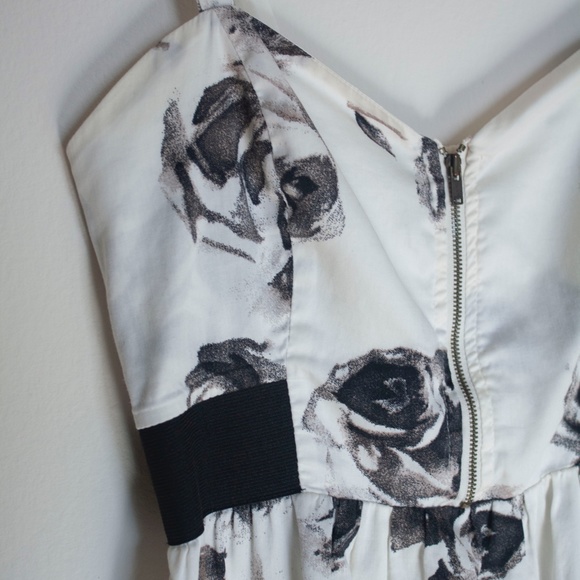 Cream dress with black rose print - Picture 5 of 7